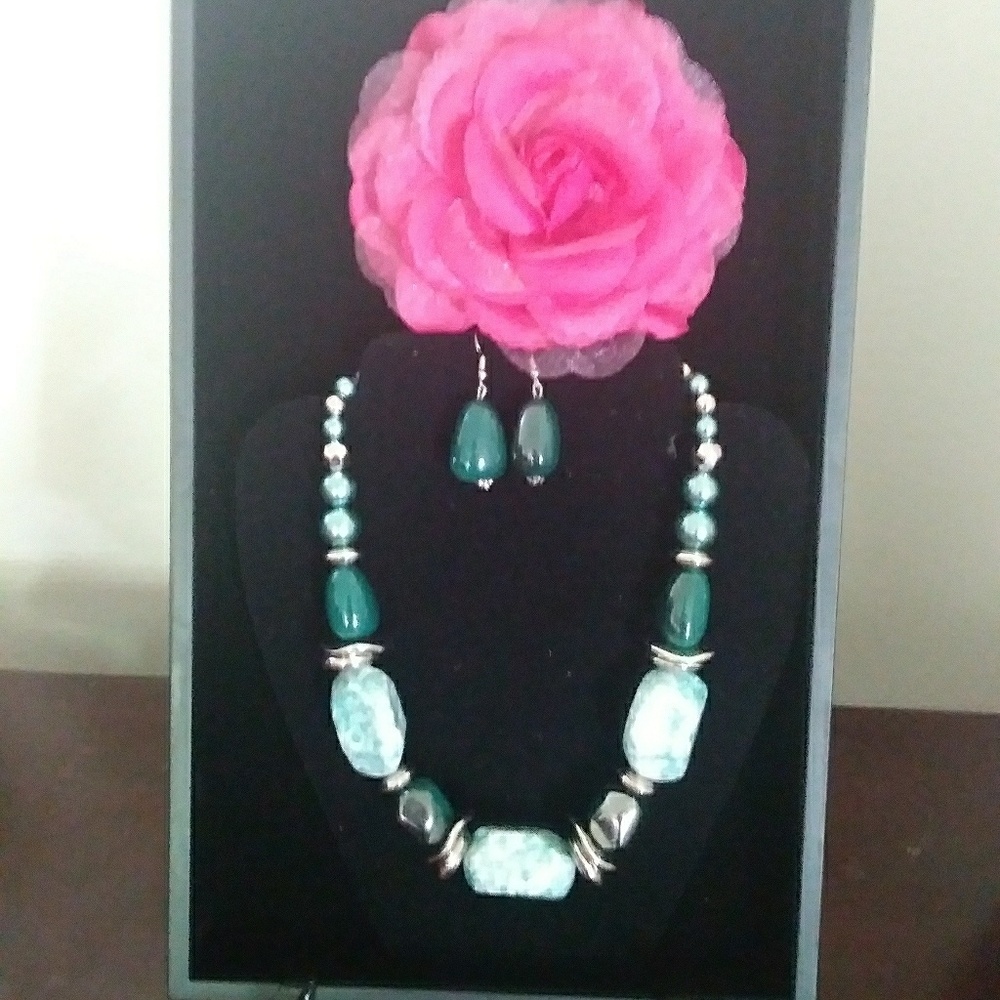 Necklace and earring set